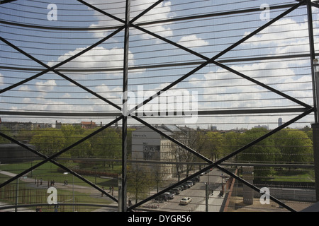 Le Sunny View, à l'herbe et mur de Berlin reconstruit la tour d'observation de la zone frontière étapes, Centre de Documentation, Bernauer Strasse Banque D'Images