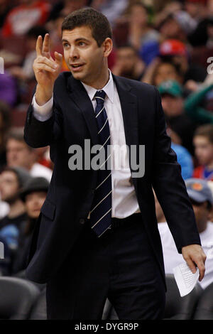 14 avril 2014 : Boston Celtics l'entraîneur-chef Brad Stevens réagit au cours de la NBA match entre les Boston Celtics et les Philadelphia 76ers au Wells Fargo Center de Philadelphie, Pennsylvanie. Les 76ers a gagné 113-108. Christopher Szagola/Cal Sport Media Banque D'Images