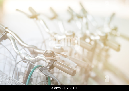 Des vélos vintage en ligne permanent de l'un après l'autre. Premier vélo avec poignée droite classique bar. Banque D'Images