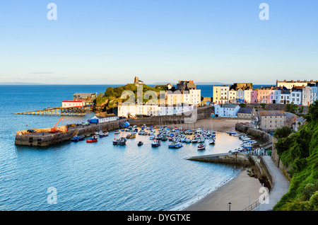 Vue sur le port à marée haute en début de soirée, la baie de Carmarthen, Tenby, Pembrokeshire, Pays de Galles, Royaume-Uni Banque D'Images