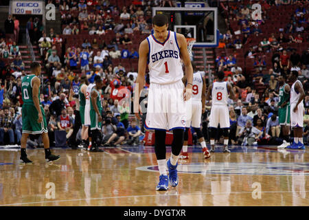 14 avril 2014 : Philadelphia 76ers guard Michael Carter-Williams (1) est suspendu la tête en marchant autour de la cour au cours de la NBA match entre les Boston Celtics et les Philadelphia 76ers au Wells Fargo Center de Philadelphie, Pennsylvanie. Les 76ers a gagné 113-108. Christopher Szagola/Cal Sport Media Banque D'Images