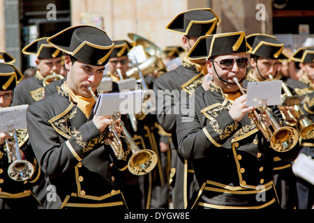 Musiciens en procession des Rameaux pendant la Semana Santa à Plaza de Anaya, Salamanca, Castilla y León, Espagne. Banque D'Images