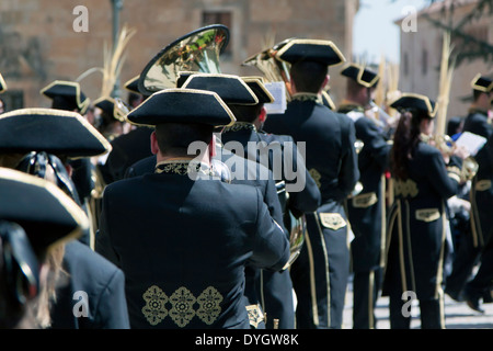 Musiciens en procession des Rameaux pendant la Semana Santa à Plaza de Anaya, Salamanca, Castilla y León, Espagne. Banque D'Images