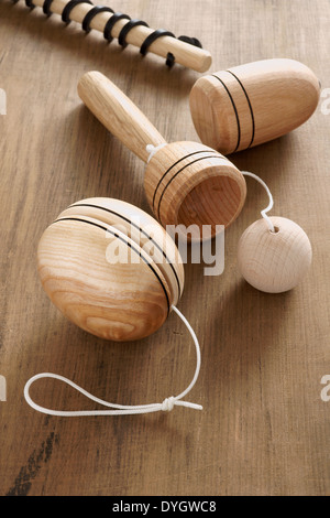 Jouets en bois à l'ancienne. Yo yo, tasse et la bille et un haut et fouetter un concept d'enfance rétro Banque D'Images