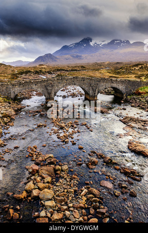 Vieux pont routier sur la rivière Sligachan, île de Skye, Écosse Banque D'Images