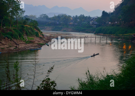 Pont suspendu en bambou en bois au-dessus de la rivière Nam Khan au crépuscule à Luang Prabang, Laos, Lao, Asie du Sud-est Banque D'Images