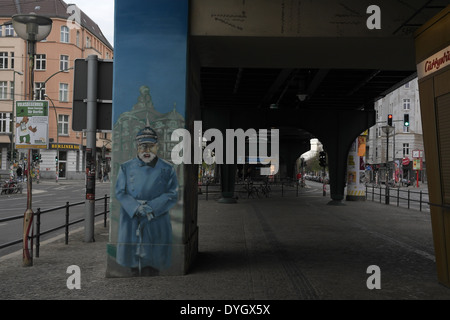 Vue, d'Eberstrasse, soldat sourire peint mural en viaduc, colonne de Konnopke Imbiss, Sconhauser Allee, Berlin Banque D'Images