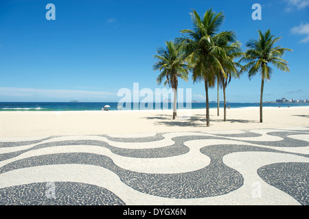 Modèle de tuile de trottoir emblématique de palmiers à vide sur la plage de Copacabana Rio de Janeiro Brésil Banque D'Images