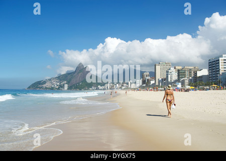 Scenic Rio de Janeiro Brésil Ipanema Beach matin skyline avec deux frères de montagne Dois Irmãos Banque D'Images