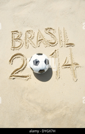 Message manuscrit de 2014 faite avec football ballon de football à la plage ensoleillée à Rio de Janeiro Brésil Banque D'Images