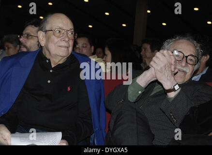 FILE PHOTO : La ville de Mexico. 19Th Mar, 1989. Image prise le 3 décembre 1989 montre writter colombien Gabriel Garcia Marquez (R) lors de l'ouverture du nouveau Festival du Film Latino-américain à La Havane, capitale de Cuba. Gabriel Garcia Marquez est mort jeudi à l'âge de 87 ans dans la ville de Mexico, capitale du Mexique. Credit : Joaquin Hernandez/Xinhua/Alamy Live News Banque D'Images