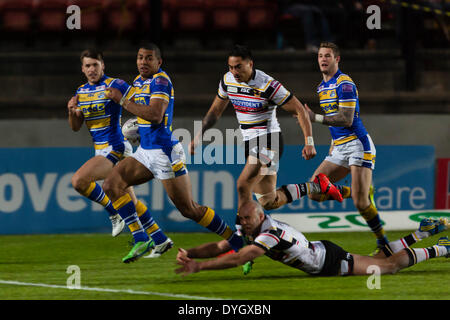 Bradford, Royaume-Uni. Apr 17, 2014. Kallum scores Watkins lors de la Super League match entre Bradford Bulls et Leeds Rhinos de stade de Moissac. Credit : Action Plus Sport/Alamy Live News Banque D'Images