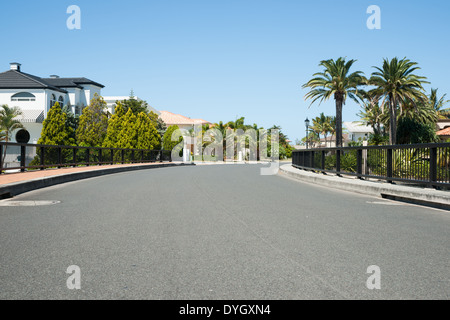 Rue exclusif dans le quartier chic de banlieue résidentielle, Souverain Island, Gold Coast, Australie. Rue résidentielle calme. Banque D'Images