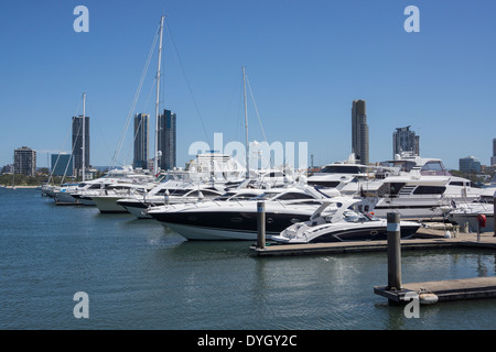 Marina à la broche, à Surfers Paradise sur le bateau bateaux amarrés à l'horizon de Southport en mars 2014. Banque D'Images