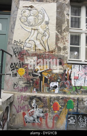 Avec Graffiti Dede 'Miss Chef de têtes", Robi le chien 'Streets sont les nôtres' des images, de l'écriture Graffiti Alley, Rosenthaler Strasse 39, Berlin Banque D'Images