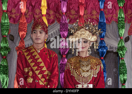 Mariée et le marié en costume traditionnel, Belitung Island, Indonésie Banque D'Images