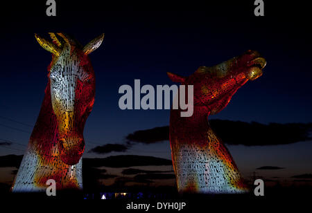 Le projet Helix, Falkirk, Ecosse, Royaume-Uni. 17e avril2014. Andy Scott's giant equine œuvres 'Les Kelpies' l'éclairage spectaculaire, l'Kelpies sont 30 mètres de haut sculptures à tête de cheval, debout à côté de la Forth and Clyde Canal dans l'hélice, un nouveau projet d'un parc construit pour relier 16 communautés dans le domaine du conseil, de l'Écosse Falkirk Banque D'Images