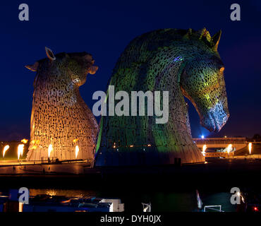 Le projet Helix, Falkirk, Ecosse, Royaume-Uni. 17e avril2014. Andy Scott's giant equine œuvres 'Les Kelpies' l'éclairage spectaculaire, l'Kelpies sont 30 mètres de haut sculptures à tête de cheval, debout à côté de la Forth and Clyde Canal dans l'hélice, un nouveau projet d'un parc construit pour relier 16 communautés dans le domaine du conseil, de l'Écosse Falkirk Banque D'Images