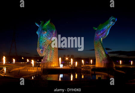 Le projet Helix, Falkirk, Ecosse, Royaume-Uni. 17e avril2014. Andy Scott's giant equine œuvres 'Les Kelpies' l'éclairage spectaculaire, l'Kelpies sont 30 mètres de haut sculptures à tête de cheval, debout à côté de la Forth and Clyde Canal dans l'hélice, un nouveau projet d'un parc construit pour relier 16 communautés dans le domaine du conseil, de l'Écosse Falkirk Banque D'Images