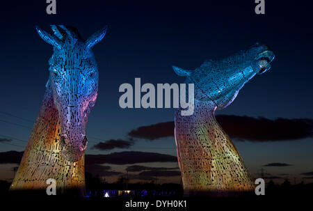 Le projet Helix, Falkirk, Ecosse, Royaume-Uni. 17e avril2014. Andy Scott's giant equine œuvres 'Les Kelpies' l'éclairage spectaculaire, l'Kelpies sont 30 mètres de haut sculptures à tête de cheval, debout à côté de la Forth and Clyde Canal dans l'hélice, un nouveau projet d'un parc construit pour relier 16 communautés dans le domaine du conseil, de l'Écosse Falkirk Banque D'Images