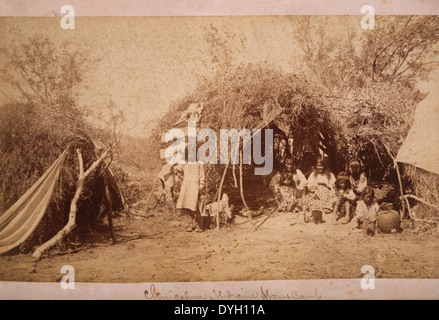 Apache chiricahua Medicine Man's Camp sur réservation, territoire de l'Arizona, 1886 Banque D'Images