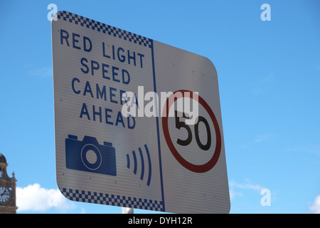 Limite de vitesse et signe de l'appareil photo, Sydney, NSW, Australie Banque D'Images