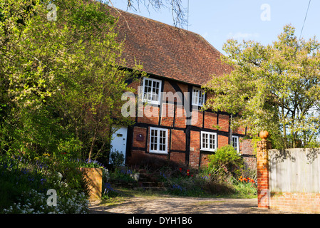 Un châssis en bois et en brique rouge cottage dans le village de Albury, Surrey, UK Banque D'Images