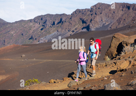 Les randonneurs en train de marcher sur l'incroyable montagne trail. En Randonnée volcan Haleakala, vue incroyable. Couple trekking. Banque D'Images