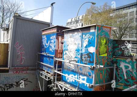 Ciel bleu voir des graffitis sur des dos des deux petits kiosques métalliques sur des échafaudages par les étapes aux matières Tempel, Warschauer Strasse, Berlin Banque D'Images