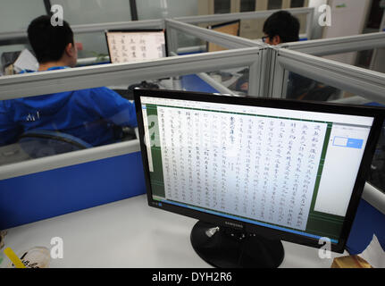 (140418) -- YANGZHOU, 18 avril 2014 (Xinhua) -- la poignée de techniciens les données brutes d'un livre chinois classique, le "iku Quanshu,' ou 'La bibliothèque complète dans les quatre branches de la littérature, de l' Orient à Yangzhou, Chine, province de Jiangsu, le 16 avril 2014. La reproduction de l'iku Quanshu" seront exposées dans l'édifice du Temple Tianning Wanfo de Yangzhou à partir du 18 avril. Compilation de l'iku Quanshu', lancé sous le règne de l'empereur Qianlong (1736-1795) de la dynastie des Qing (1644-1911) et organisé par l'empereur lui-même littéraire, a pris 15 ans. La copie Yangzhou Banque D'Images