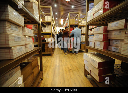 (140418) -- YANGZHOU, 18 avril 2014 (Xinhua) -- les travailleurs de trancher la copie d'un livre chinois classique, le "iku Quanshu,' ou 'La bibliothèque complète dans les quatre branches de la littérature, de l' dans le bâtiment au Temple Tianning Wanfo de Yangzhou, Jiangsu Province de Chine orientale, le 16 avril 2014. La reproduction sera ouvert gratuitement au public à partir du 18 avril. Compilation de l'iku Quanshu', lancé sous le règne de l'empereur Qianlong (1736-1795) de la dynastie des Qing (1644-1911) et organisé par l'empereur lui-même littéraire, a pris 15 ans. La copie de l'Yangzhou Banque D'Images