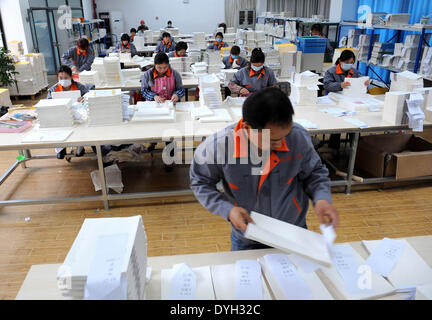 (140418) -- YANGZHOU, 18 avril 2014 (Xinhua) -- Les ouvriers effectuent le duplicata d'un livre chinois classique, le "iku Quanshu,' ou 'La bibliothèque complète dans les quatre branches de la littérature, de l' Orient à Yangzhou, Chine, province de Jiangsu, le 16 avril 2014. La reproduction de l'iku Quanshu" seront exposées dans l'édifice du Temple Tianning Wanfo de Yangzhou à partir du 18 avril. Compilation de l'iku Quanshu', lancé sous le règne de l'empereur Qianlong (1736-1795) de la dynastie des Qing (1644-1911) et organisé par l'empereur lui-même littéraire, a pris 15 ans. Le Yangzhou copie de t Banque D'Images