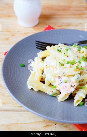 Pâtes penne avec du saumon, de l'alimentation libre Banque D'Images