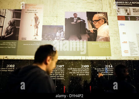 Bogota, Colombie. Apr 17, 2014. Un homme regarde une exposition de l'écrivain et journaliste colombien Gabriel Garcia Marquez la vie en dehors de la Bibliothèque Luis Angel Arango de Bogota, capitale de la Colombie, le 17 avril 2014. Gabriel Garcia Marquez est mort jeudi à l'âge de 87 ans dans la ville de Mexico, capitale du Mexique. © Jhon Paz/Xinhua/Alamy Live News Banque D'Images