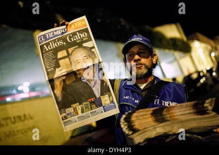 Bogota, Colombie. Apr 17, 2014. Un homme vend un journal avec la nouvelle de la mort de l'écrivain et journaliste colombien Gabriel Garcia Marquez à Bogota, capitale de la Colombie, le 17 avril 2014. Gabriel Garcia Marquez est mort jeudi à l'âge de 87 ans dans la ville de Mexico, capitale du Mexique. © Jhon Paz/Xinhua/Alamy Live News Banque D'Images