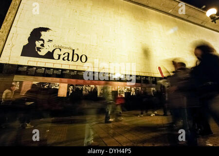 Bogota, Colombie. Apr 17, 2014. Les gens regardent une exposition de l'écrivain et journaliste colombien Gabriel Garcia Marquez la vie en dehors de la Bibliothèque Luis Angel Arango de Bogota, capitale de la Colombie, le 17 avril 2014. Gabriel Garcia Marquez est mort jeudi à l'âge de 87 ans dans la ville de Mexico, capitale du Mexique. © Jhon Paz/Xinhua/Alamy Live News Banque D'Images