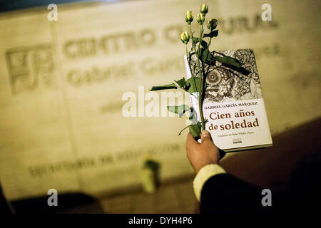 Bogota, Colombie. Apr 17, 2014. Un homme détient des fleurs et un livre de la journaliste et écrivain colombien Gabriel Garcia Marquez à Bogota, capitale de la Colombie, le 17 avril 2014. Gabriel Garcia Marquez est mort jeudi à l'âge de 87 ans dans la ville de Mexico, capitale du Mexique. © Jhon Paz/Xinhua/Alamy Live News Banque D'Images