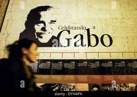 Bogota, Colombie. Apr 17, 2014. Une femme passe par des affiches de la journaliste et écrivain colombien Gabriel Garcia Marquez à l'extérieur de la Bibliothèque Luis Angel Arango de Bogota, capitale de la Colombie, le 17 avril 2014. Gabriel Garcia Marquez est mort jeudi à l'âge de 87 ans dans la ville de Mexico, capitale du Mexique. © Jhon Paz/Xinhua/Alamy Live News Banque D'Images