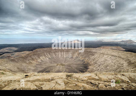 Vue depuis le volcan Caldera Blanca. Canaries, Lanzarote, le Parc National de Timanfaya. L'océan Atlantique en arrière-plan. Vrai HDR Banque D'Images