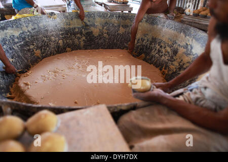 Dhaka, Bangladesh. Mar 19, 2013. Les produits chimiques sont mis en petits pots en argile à la main. © Zakir Hossain Chowdhury/NurPhoto ZUMAPRESS.com/Alamy/Live News Banque D'Images