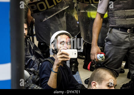 Sao Paolo, Brésil. Apr 15, 2014. Sao Paulo 15/04/2014 - Dans une soirée très pluvieux, autour de 500-1000 personnes inscrivez-vous la 5e manifestation à Sao Paulo, Brasil, contre la Coupe du monde, celui-ci, l'accent sur la santé publique. En 2013, l'ancien joueur de football Ronaldo Nazario a dit qu'une Coupe du monde n'est pas faite d'hôpitaux'', justifiant les dépenses de près de 10 milliards (d'euros) dans les stades et d'installations pour l'événement. À la fin de la manifestation, une agence bancaire a été attaqué et sa fenêtre, cassée. 54 personnes ont été arrêtées, et 4 seront poursuivis. (Photo par Gustavo Basso/NurPhoto) (Crédit Image : © G Banque D'Images
