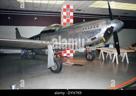 Le P-51D Mustang nord-américain est l'un des chasseurs les plus emblématiques de la seconde Guerre mondiale, connu pour son autonomie exceptionnelle et son efficacité au combat. Propulsé par un moteur Rolls-Royce Merlin, le P-51D a joué un rôle clé dans l'escorte des bombardiers au-dessus de l'Europe, contribuant de manière significative à la victoire alliée. Banque D'Images