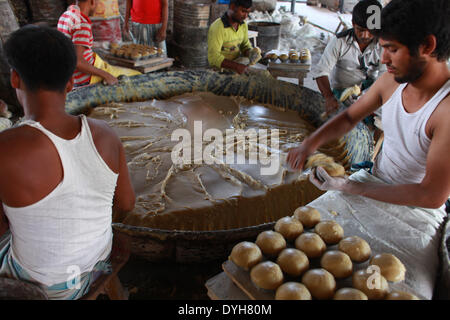 Dhaka, Bangladesh. Mar 19, 2013. Les produits chimiques sont mis en petits pots en argile à la main. © Zakir Hossain Chowdhury/NurPhoto ZUMAPRESS.com/Alamy/Live News Banque D'Images