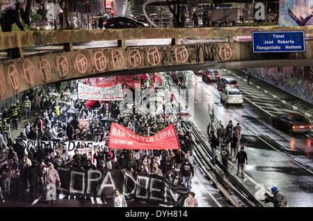 Sao Paolo, Brésil. Apr 15, 2014. Sao Paulo 15/04/2014 - Dans une soirée très pluvieux, autour de 500-1000 personnes inscrivez-vous la 5e manifestation à Sao Paulo, Brasil, contre la Coupe du monde, celui-ci, l'accent sur la santé publique. En 2013, l'ancien joueur de football Ronaldo Nazario a dit qu'une Coupe du monde n'est pas faite d'hôpitaux'', justifiant les dépenses de près de 10 milliards (d'euros) dans les stades et d'installations pour l'événement. À la fin de la manifestation, une agence bancaire a été attaqué et sa fenêtre, cassée. 54 personnes ont été arrêtées, et 4 seront poursuivis. (Photo par Gustavo Basso/NurPhoto) (Crédit Image : © G Banque D'Images