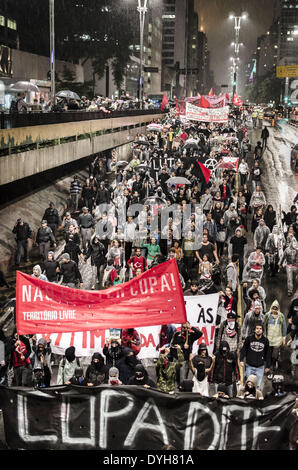 Sao Paolo, Brésil. Apr 15, 2014. Sao Paulo 15/04/2014 - Dans une soirée très pluvieux, autour de 500-1000 personnes inscrivez-vous la 5e manifestation à Sao Paulo, Brasil, contre la Coupe du monde, celui-ci, l'accent sur la santé publique. En 2013, l'ancien joueur de football Ronaldo Nazario a dit qu'une Coupe du monde n'est pas faite d'hôpitaux'', justifiant les dépenses de près de 10 milliards (d'euros) dans les stades et d'installations pour l'événement. À la fin de la manifestation, une agence bancaire a été attaqué et sa fenêtre, cassée. 54 personnes ont été arrêtées, et 4 seront poursuivis. (Photo par Gustavo Basso/NurPhoto) (Crédit Image : © G Banque D'Images
