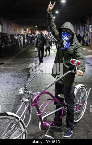 Sao Paolo, Brésil. Apr 15, 2014. Sao Paulo 15/04/2014 - Dans une soirée très pluvieux, autour de 500-1000 personnes inscrivez-vous la 5e manifestation à Sao Paulo, Brasil, contre la Coupe du monde, celui-ci, l'accent sur la santé publique. En 2013, l'ancien joueur de football Ronaldo Nazario a dit qu'une Coupe du monde n'est pas faite d'hôpitaux'', justifiant les dépenses de près de 10 milliards (d'euros) dans les stades et d'installations pour l'événement. À la fin de la manifestation, une agence bancaire a été attaqué et sa fenêtre, cassée. 54 personnes ont été arrêtées, et 4 seront poursuivis. (Photo par Gustavo Basso/NurPhoto) (Crédit Image : © G Banque D'Images
