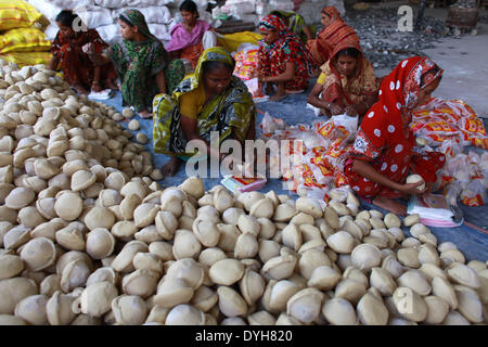 Dhaka, Bangladesh. Mar 19, 2013. Les travailleurs sont des femmes travaillant dans l'emballage du savon. © Zakir Hossain Chowdhury/NurPhoto ZUMAPRESS.com/Alamy/Live News Banque D'Images