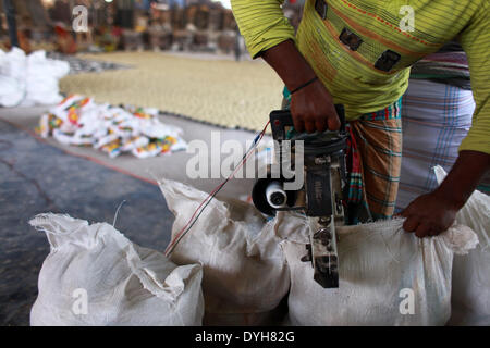 Dhaka, Bangladesh. Mar 19, 2013. Savon d'emballage © NurPhoto Zakir Hossain Chowdhury//ZUMAPRESS.com/Alamy Live News Banque D'Images