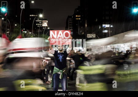 Sao Paolo, Brésil. Apr 15, 2014. Sao Paulo 15/04/2014 - Dans une soirée très pluvieux, autour de 500-1000 personnes inscrivez-vous la 5e manifestation à Sao Paulo, Brasil, contre la Coupe du monde, celui-ci, l'accent sur la santé publique. En 2013, l'ancien joueur de football Ronaldo Nazario a dit qu'une Coupe du monde n'est pas faite d'hôpitaux'', justifiant les dépenses de près de 10 milliards (d'euros) dans les stades et d'installations pour l'événement. À la fin de la manifestation, une agence bancaire a été attaqué et sa fenêtre, cassée. 54 personnes ont été arrêtées, et 4 seront poursuivis. (Photo par Gustavo Basso/NurPhoto) (Crédit Image : © G Banque D'Images