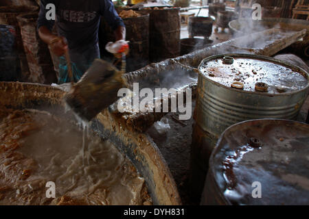 Dhaka, Bangladesh. Mar 19, 2013. Les produits chimiques sont mélangés dans une grande poêle chaude, puis transférés. © Zakir Hossain Chowdhury/NurPhoto ZUMAPRESS.com/Alamy/Live News Banque D'Images